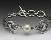 Jennifer Northup的银勺珠宝——珍珠手链系列