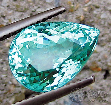 巴西帕拉依巴省发现的,其鲜明的土耳其蓝绿色调从未出现在其他宝石过