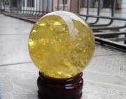 问答 | 这个黄水晶球加过色吗？