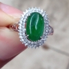 18k白金加钻镶嵌完美满绿戒指、满色圆戒
